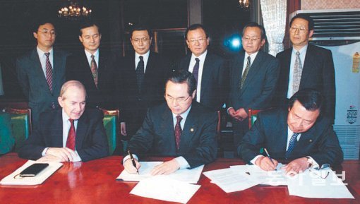 1997년 12월 3일 당시 재정경제원 장관 임창열 씨(앞줄 가운데)와 한국은행 총재였던 이경식 씨(앞줄 오른쪽)가 서울 종로구 정부중앙청사에서 구제금융 합의서에 서명하고 있다. 동아일보DB