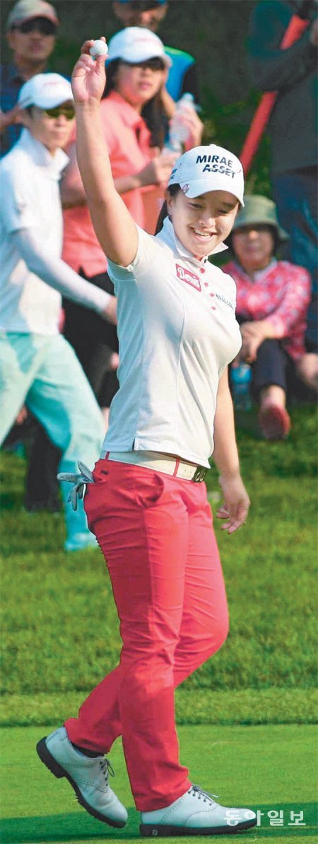 이것이 홀인원한 공 김세영(20·미래에셋)이 8일 충남 태안군 골든베이 골프리조트에서 열린 한국여자프로골프(KLGPA)투어 한화금융클래식 4라운드 17번홀에서 홀인원을 기록한 뒤 갤러리들에게 손을 흔들어 인사하고 있다. 김세영은 이 홀인원으로 선두였던 같은 조 유소연(23)을 1타 차로 따라붙었고 결국 연장 끝에 우승을 차지했다. KLPGA 제공