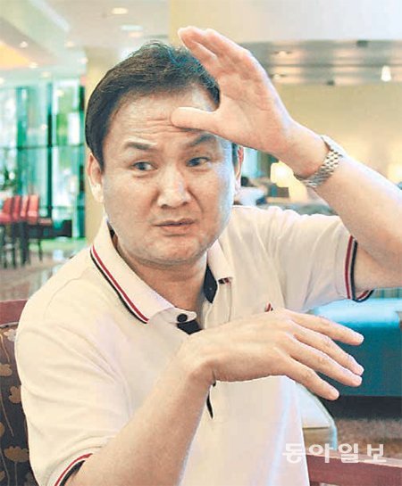 ‘모비스는 유재학 감독이 지키는 벤치 파워가 팀 전력의 50%가 넘는다’는 평가가 있다고 하자 유 감독은 “과분한 얘기”라고 말했다. 그는 “경기를 뛰는 건 선수들이다. 감독의 전술이 아무리 뛰어나도 선수들이 코트 안에서 실행하지 못하면 소용이 없다”고 강조했다. 토런스=이종석 기자 wing@donga.com