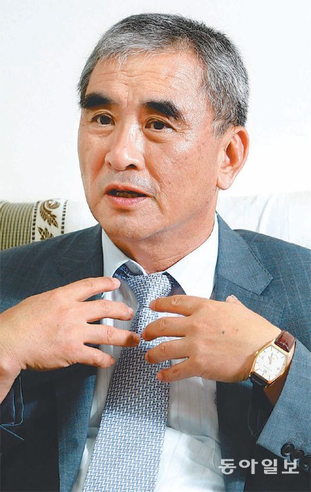 “국민을 분열시키는 역사가 아니라 통합하는 역사를 쓰고 청소년들에게 가르쳐야 한다”고 말하는 이영훈 교수. 박경모 기자 momo@donga.com