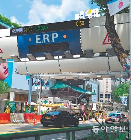 싱가포르의 대형 쇼핑몰과 백화점이 몰려 있는 시내 중심부 오처드 길. 이곳을 지나는 차량은 도로에 설치된 ERP 아래를 지날 때마다 자동으로 혼잡세를 낸다. 전광판에는 운영시간과 차량 종류, 요금 등이 표시된다. 싱가포르=이은택 기자 nabi@donga.com