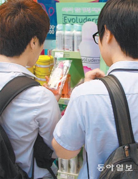 최근 서울 성북구의 한 화장품전문매장에서 남고생들이 세안제를 살펴보고 있다. 이강훈 기자 ygh83@donga.com