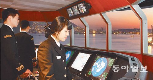 교내 실습실에서 시뮬레이션으로 선박운항실습을 하는 한국해양대 해사대 학생들. 한국해양대 제공