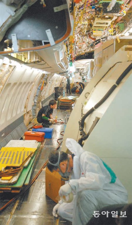 비행기 ‘속살’ 점검 대한항공 테크센터 정비사들이 3일 에어버스 330 기내에서 정비를 하고 있다. 정밀한 정비를 위해 기내에 있는 의자, 화장실, 갤리(기내 주방) 등은 모두 떼어냈다. 대한항공 제공