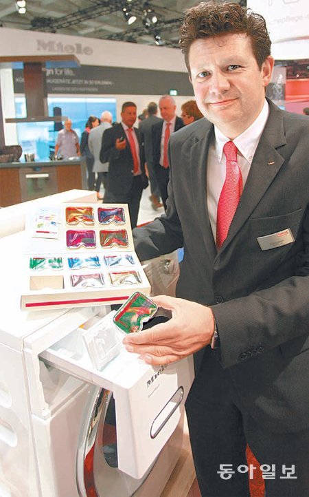 올라프 디트리히 밀레 세탁기 및 의류건조기 총괄 본부장이 7일(현지시간) 독일 베를린에서 열린 가전전시회(IFA)에서 신제품 드럼세탁기인 ‘W1’과 전용 캡슐세제를 소개하고 있다. 밀레코리아 제공