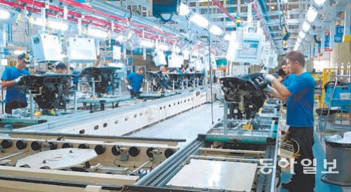 터키 코라엘라 주 이지밋 시의 현대모비스 모듈공장에서 근로자들이 현대자동차의 현지 전략 차종인 신형 ‘i10’에 들어갈운전석모듈을조립하고있다.현대모비스제공