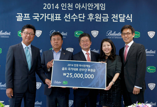 후원금 전달식에 참석한 kga 강형모 부회장, 현대주류 노종만 회장, kpga 황성하 회장, 페르노리카코리아 김경연 팀장, 함정범 팀장(왼쪽부터). 사진제공｜KPGA