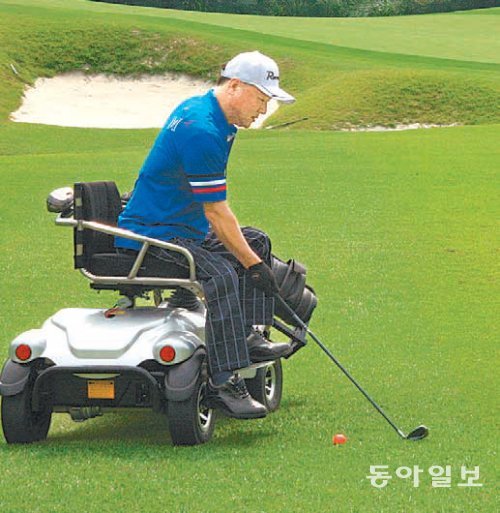 지체 장애인 골프 선수가 전동 휠체어에 탑승한 채 어드레스를 하고 있다. 이 휠체어는 특수 타이어가 장착돼 그린까지 올라갈 수 있다. 한국골프장경영자협회 제공