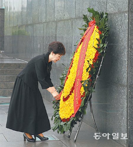 호찌민 묘소 찾은 朴대통령 베트남을 국빈 방문한 박근혜 대통령이 9일 하노이의 호찌민 전 국가주석 묘소를 찾아 조화에 ‘대한민국 대통령 박근혜’라고 쓰인 리본을 달고 있다. 하노이=안철민 기자 acm08@donga.com