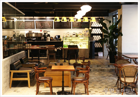 ▶ 편안하고 여유로운 공간으로 꾸며진 카페 머그 포 래빗의 전경.