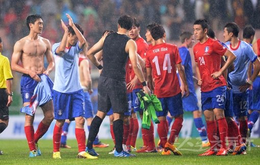 크로아티아에 1-2로 패한 태극전사들이 허탈한 표정으로 경기장을 빠져나오고 있다.
전주｜김종원기자 won@donga.com 트위터@beanjjun