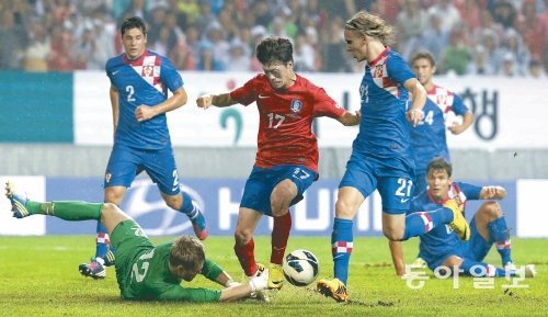 가로막힌 한국축구 한국 축구대표팀 공격수 이청용(17번)이 10일 전주월드컵경기장에서 열린 크로아티아와의 평가전에서 후반 크로아티아 수비수를 제치고 문전 앞에서 슈팅 찬스를 잡았지만 아쉽게 골키퍼에게 막혔다. 유럽파가 가세한 한국은 이날도 여전히 골 결정력 부족에서 벗어나지 못했다. 전주=양회성 기자 yohan@donga.com