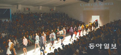 9일 미국 뉴욕 맨해튼 링컨센터에서 열린 ‘콘셉트 코리아’ 뉴욕 패션위크 공식 행사에서 모델들이 무대에 일제히 올라 피날레를 장식하고 있다. 문화체육관광부 제공