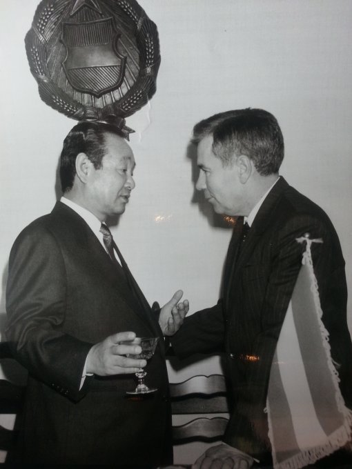 1988년 12월 신동원 당시 외무부 차관(왼쪽)이 헝가리를 방문해 호른 줄라 헝가리 외무담당 국무비서(차관)와 대화하고 있다. 신동원 전 외무부 차관 제공