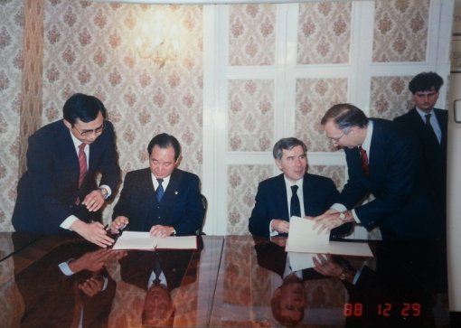 신동원 당시 외무부 차관(왼쪽에서 두 번째)이 1998년 12월 헝가리에서 투자보장협정에 서명하고 있다. 한국은 헝가리와 정식 수교를 맺기 전에 이 협정을 맺었다. 신 차관 오른쪽은 헝가리 재무부 장관. 신동원 전 외무부 차관 제공