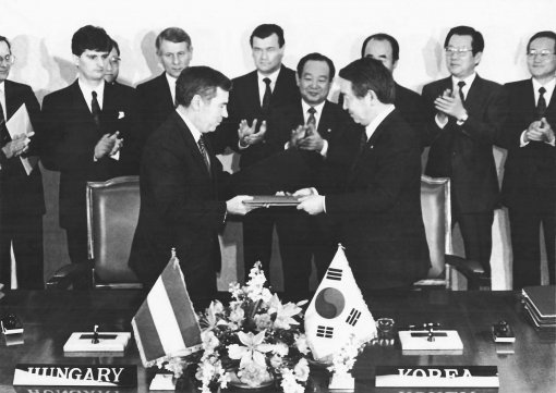 최호중 당시 외무부 장관(앞줄 오른쪽)과 호른 줄러 헝가리 외무부 차관이 1989년 2월 1일 서울에서 국교수립의정서를 교환하고 있다. 한국이 공산국가와 맺은 최초의 수교였다. 동아일보DB