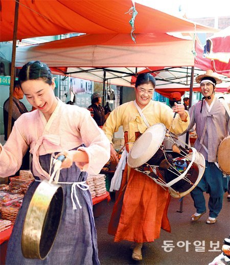 강원도 평창올림픽시장에서 창작마당극 ‘별을 먹는 장돌뱅이’가 펼쳐지고 있다.