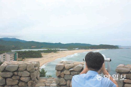 김일성 별장에서 바라본 화진포와 해변 풍경. 화진포 주변에는 다양한 볼거리가 있고 둘레길이 조성돼 있다. 둘레길은 금강소나무 숲길을 포함해 총 20.3km로 6시간이 소요된다. 이인모 기자 imlee@donga.com