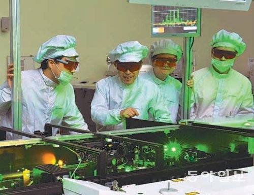 지스트 고등광기술연구소 연구원들이 극초단 광양자빔 특수연구동에서 레이저 관련 실험을 하고 있다. 지스트 제공