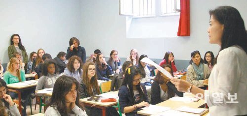 11일 프랑스 파리의 빅토르 뒤리 고교에서 열린 한국어 수업 설명회에 참석한 100여 명의 프랑스 학생과 학부모들이 한국어 전임교사 임정원 씨(오른쪽)의 설명을 진지하게 듣고 있다. 파리=전승훈 특파원 raphy@donga.com