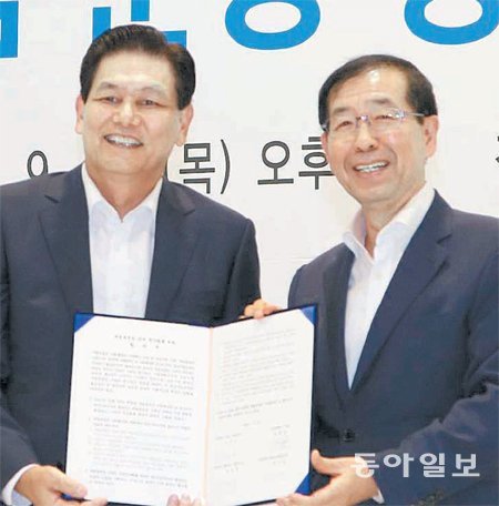 박원순 서울시장(오른쪽)과 이상운 효성 부회장(왼쪽)이 한강 반포지구 세빛둥둥섬 운영 정상화 합의 조인식에서 활짝 웃고 있다. 변영욱 기자 cut@donga.com