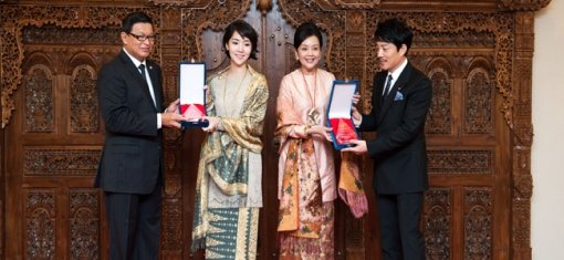 2013 인도네시아영화제 홍보대사로 위촉된 배우 이범수(오른쪽 첫번째)와 아내 이윤진(왼쪽부터 두번째) 씨. 사진제공｜CGV