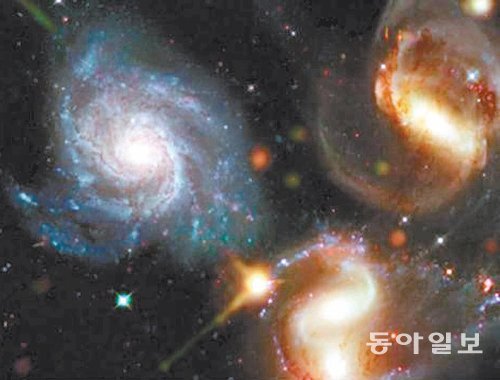 중력에 의해 약 1000억 개의 별이 모여 하나의 은하를 형성하고, 중력은 또 수백에서 수천 개의 은하를 결집시켜 은하단을 만든다. 우주와 인류의 역사는 얼마나 광대한 걸까. 빅 히스토리(거대사)는 그런 앎을 향한 학문적 시도다. 사진은 은하단의 모습. 해나무 제공
