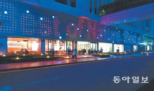 경기 성남시 분당구 구미동에 자리잡은 ‘한국암웨이 브랜드 체험센터’ 전경.