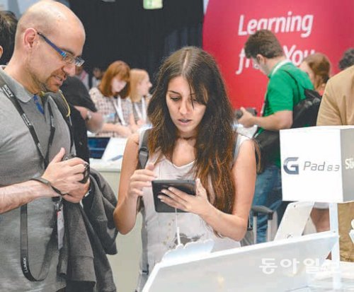 “저도 LG 팬이에요” 6일(현지 시간) 열린 IFA에서 관람객들이 LG전자 태블릿 신제품인 G패드를 직접 써보고 있다. LG전자 제공