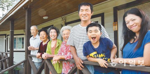 집 없는 설움을 겪다가 월출산 자락에 보금자리를 얻고 한 가족이 된 ‘달뜨는집’ 2호 식구들이 13일 베란다에 모여 활짝 웃고 있다. 영암=박영철 기자 skyblue@donga.com