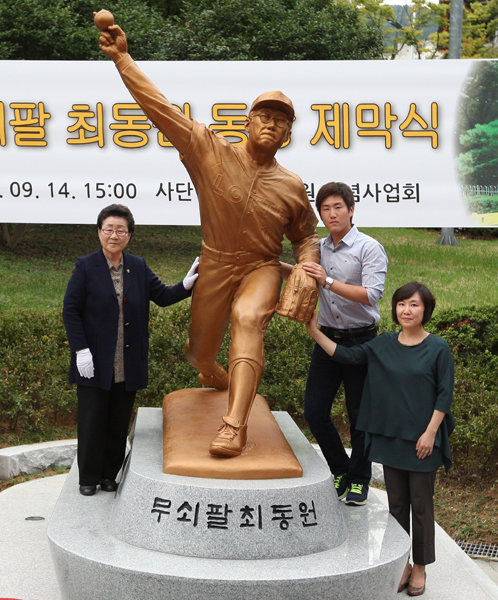 14일 사직구장 야외광장에서는 고(故) 최동원의 영면 2주기를 맞아 ‘무쇠팔 최동원 동상 제막식’이 열렸다. 고인의 모친 김정자 씨(왼쪽), 부인 신현주 씨(오른쪽), 아들 최기호 군이 동상 옆에서 기념촬영을 하고 있다. 사진제공｜롯데 자이언츠