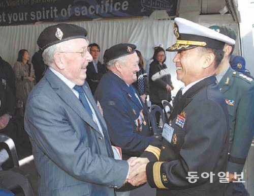 한국형 구축함인 대조영함을 앞세운 ‘2013년 해군 순항훈련전단’이 14일 프랑스 셰르부르 항에 도착해 단장인 장수홍 준장(오른쪽)이 프랑스의 6·25 참전 용사들과 인사를 나누고 있다. 해군 제공