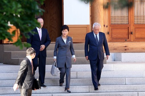 박근혜 대통령과 새누리당 황우여 민주당 김한길 대표가 16일 오후 국회 사랑재에서 3자 회동을 마친 후 밖으로 나오고 있다.