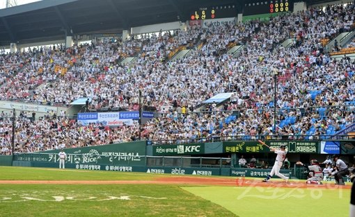 서울 3팀과 3연속 한국시리즈 우승에 도전하는 삼성은 남은 페넌트레이스에서 치열한 선두경쟁을 예고하고 있다. 사진은 관중이 가득 들어찬 가운데 열린 잠실 라이벌 LG-두산의 맞대결. 스포츠동아DB