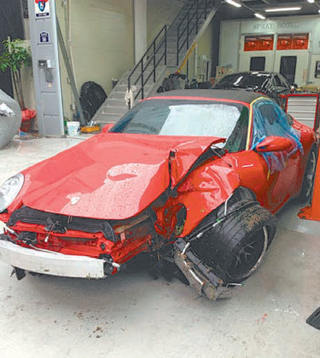 포르셰 주인 정모 씨가 14일 자동차 전문사이트 ‘보배드림’에 올린 사고 차량 사진. 보배드림 캡처