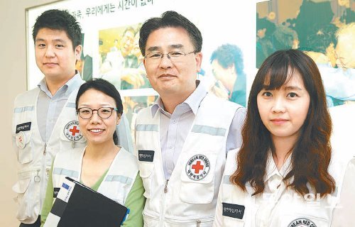 16일 서울 중구 남산동 대한적십자사 본사에서 만난 남북교류팀. 열흘도 남지 않은 이산가족 상봉 행사(25일) 준비 때문에 추석연휴도 반납했지만 기뻐할 이산가족들을 생각하면 즐겁기만 하다고 했다. 왼쪽부터 송제원 오상은 담당, 허정구 팀장, 박애리 담당. 신원건 기자 laputa@donga.com