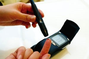 당뇨 환자는 추석 명절에도 혈당을 관리해야 한다. 당뇨 합병증 예방을 위해서는 혈압과 콜레스테롤 관리에도 신경 써야 한다.