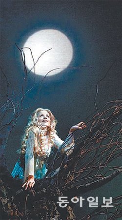 2009년 미국 뉴욕 메트로폴리탄 오페라가 공연한 드보르자크 오페라 ‘루살카’에서 소프라노 러네이 플레밍이 ‘달에게 보내는 노래’를 부르고있다. 동아일보DB
