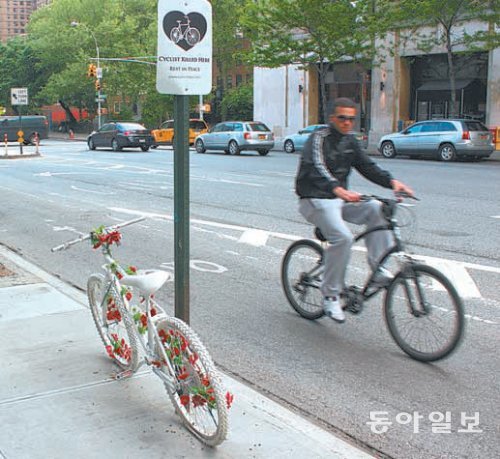 5월 13일 미국 뉴욕 맨해튼 펜실베이니아역 인근 9번가 인도에서 한 시민이 자전거를 타고 고스트바이크 옆을 지나고 있다. 뉴욕=조건희 기자 becom@donga.com