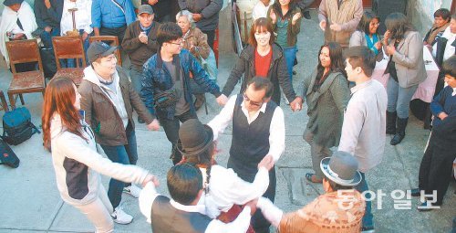 한국의 ‘장애청년 드림팀’이 볼리비아 라파스의 재활작업장에서 시각장애인들과 춤을 추고 있다. 드림팀은 장애인의 어려움을 공유하고 도움을 주기 위해 볼리비아를 찾았다. 라파스=이샘물 기자 evey@donga.com