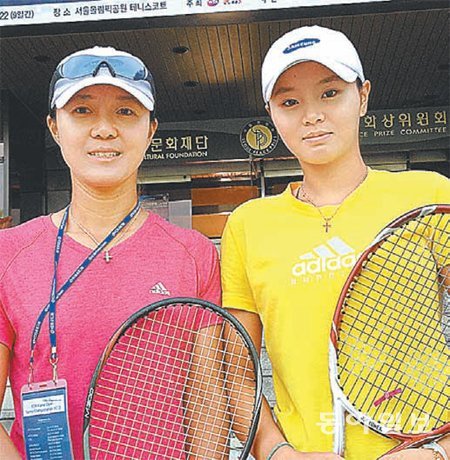 한국 여자 테니스 유망주 장수정(오른쪽)과 그를 6년째 지도하고 있는 조윤정 삼성증권 코치. 김종석 기자 kjs0123@donga.com