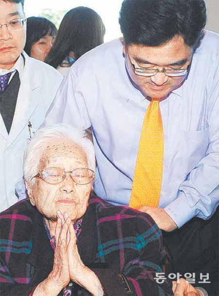 민주당 우원식 의원(오른쪽)은 2010년 제18차 이산가족 상봉 때 어머니(아래)와 함께 생전 처음 북녘의 큰누이를 만났다. 사진은 당시 상봉 장소인 금강산으로 출발하기 직전의 모습. 동아일보DB