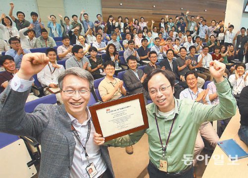 3일 경기 화성시 석우동 한국3M 기술연구소에서 실패상인 ‘펭귄 어워드’를 받은 허은광 책임연구원이 상장을 들고 김치득 연구소장(앞줄 왼쪽)과 함께 활짝 웃고 있다. 한국3M 제공