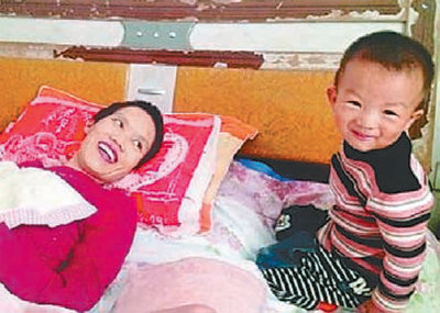 식물인간 상태에서 아들을 낳은 장룽샹 씨가 30개 월 만에 의식을 찾아 어느덧 두 돌 가까이 된 아들 톈츠를 바라보며 환하게 웃고 있다. 출처 양즈장만보