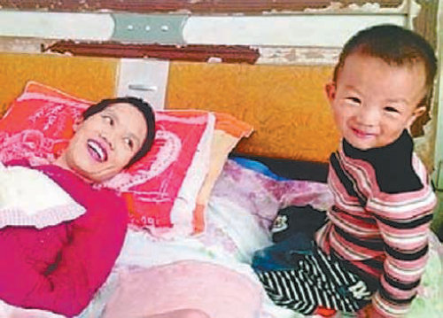 식물인간 상태에서 아들을 낳은 장룽샹 씨가 30개월만에 의식을 찾아 어느덧 두 돌 가까이 된 아들 톈츠를 바라보며 환하게 웃고 있다. 출처 양쯔장만보