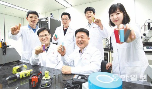 LG화학 기술연구원 중앙연구소 양세우 연구위원(앞줄 왼쪽) 팀과 배터리연구소 구자훈 수석부장(앞줄 가운데) 팀 연구원들이 원통형 전지를 들어 보이고 있다. LG화학 제공