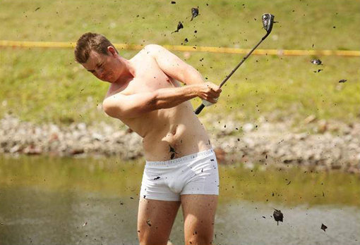 스텐손이 지난 2009년 미PGA투어 CA챔피언십 1라운드 3번홀에서 팬티 차림으로 워터헤저드에 빠진 공을 쳐내고 있다. 당시 스텐손은 한 타를 줄일 수 있다면 옷을 벗는 것에 개의치 않겠다고 말했다. 사진출처｜스텐손 홈페이지