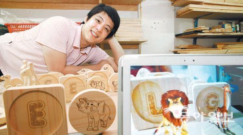 서울 구로구 개봉동 작업실에서 만난 배준상 대표가 자신이 직접 만든 장난감과 앱 ‘나는 누구일까요’를 시연한 태블릿PC를 앞에 두고 포즈를 취했다. 전영한 기자 scoopjyh@donga.com