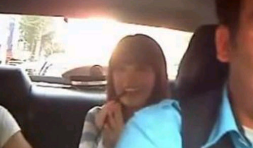 2010년 7월 ‘E택시’에 우연히 탄 가수 아이유가 노래를 부르고 있다. 인터넷 화면 캡처
