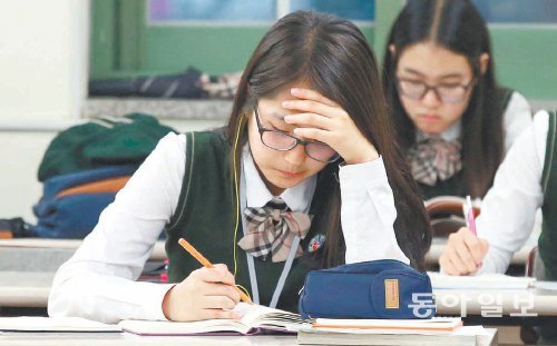 서울 종로구 배화여고의 2학년 학생들이 23일 야간 자율학습을 하는 모습. 이들이 응시할 2015학년도 입시부터는 수능최저학력 기준으로 백분위 대신 등급을 사용한다. 최혁중 기자 sajinman@donga.com
